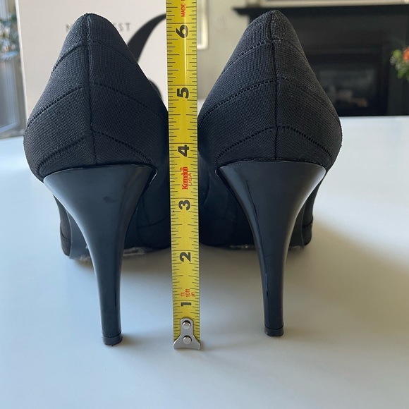 NINE WEST BLACK FABRIC PUMPS. SIZE 8.5 👠 - Picture 5 of 6